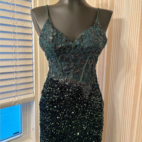 Elegant Dark Green Sparkly Sequin Evening Gown - Picture 5 of 8